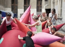 Instalacja Izy Rutkowskiej przedstawiająca ogromnego jeża na jednym z Wrocławskich podwórek