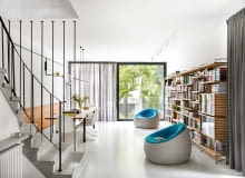 Wyburzenie ścian działowych na parterze otworzyło nowe perspektywy: przekraczając próg, można powiedzieć dzień dobry drzewom za oknem. Liniowy układ aranżacji podkreśla wydłużony kształt wnętrza, zmieniając mankament w atut. Wyburzenie ścian działowych na parterze otworzyło nowe perspektywy: przekraczając próg, można powiedzieć dzień dobry drzewom za oknem. Liniowy układ aranżacji podkreśla wydłużony kształt wnętrza, zmieniając mankament w atut.