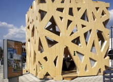 Infokiosk w Espoo w Finlandii, zaprojektowany przez TKK Puustudio. drewno, architektura, architektura drewniana, finlandia, norwegia, szwecja, dom jednorodzinny