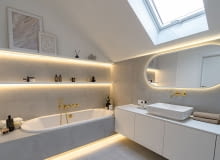 Łazienka biało-szara: aranżacja z efektem glamour