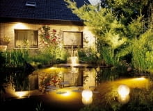 Światło z lamp pływających na wodzie odbija się w tafli niczym w lustrze, co przynosi bardzo ciekawe efekty plastyczne. Warto je zainstalować, ale koniecznie pod nadzorem elektryka instalacja elektryczna w ogrodzie, elektryka w ogrodzie, elektryka wokół domu