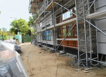 Przed założeniem ogrodu działka była zupełnie pusta. Zanim posadzono rośliny, konieczne było nawiezienie warstwy żyznej ziemi.