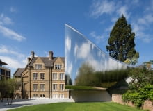 Investcorp Building, Oxford University's Middle East Centre w St Antony's College, Oxford, Wielka brytania, proj. Zaha Hadid Architects, nominacja w kategorii budynki zrealizowane, szkolnictwo wyższe i nauka. Zaproponowana przez Zahę Hadid bryła to odważna i dynamiczna forma o charakterystycznych dla projektantki miękkich liniach i śmiałych rozwiązaniach. Elewacje zostały zaprojektowane z wykorzystaniem paneli nierdzewnej stali odbijającej światło i silnie kontrastujących nową formę z zastanymi i objętymi ochroną historycznymi zabudowaniami kompleksu uniwersyteckiego. Investcorp Building, Oxford University's Middle East Centre w St Antony's College, Oxford, Wielka brytania, proj. Zaha Hadid Architects, nominacja w kategorii budynki zrealizowane, szkolnictwo wyższe i nauka. Zaproponowana przez Zahę Hadid bryła to odważna i dynamiczna forma o charakterystycznych dla projektantki miękkich liniach i śmiałych rozwiązaniach. Elewacje zostały zaprojektowane z wykorzystaniem paneli nierdzewnej stali odbijającej światło i silnie kontrastujących nową formę z zastanymi i objętymi ochroną historycznymi zabudowaniami kompleksu uniwersyteckiego.