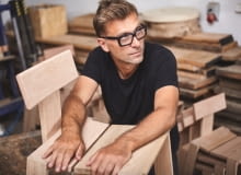 Tomek Rygalik i krzesło Natural Born Tomek Rygalik i krzesło Natural Born