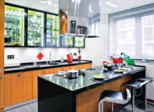 <B>Jak wygospodarować miejsce do jedzenia w kuchni? Oto pięć, interesujących naszym zdaniem, propozycji.</B> <BR />KUCHNIA: WOKÓŁ PÓŁWYSPU. Półwysep z ceramiczną płytą grzejną stanowi uzupełnienie głównego ciągu roboczego przy ścianie. Blat i boki zrobiono z bardzo twardego i odpornego na uszkodzenia konglomeratu kwarcowego. Uwagę zwracają nietypowe, wpuszczone we fronty uchwyty przy szafkach - z maskującą uchylną klapką. <BR >Pod blatem półwyspu szerszym o 30 cm od podstawy powstało wygodne miejsce na nogi siedzących osób. aranżacja kuchni, meble kuchenne, kuchnia