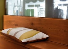 Wnętrze. Dawne przejście z przedpokoju do kuchni zostało poszerzone i zabudowane całkowicie przeszkloną witryną. Przy niej stoi drewniana ławka ze schowkiem, w którym są przechowywane... naczynia kuchenne - w skrzynię wsuwają się bowiem szuflady dostępne od strony kuchni. 05.03.2009