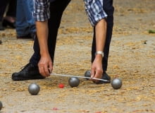 'Świnka' - po francusku cochonet - jest małą drewnianą lub plastikową kulą. To cel, wokół którego trzeba umiejscowić jak najbliżej pozostałe, większe kule. bule