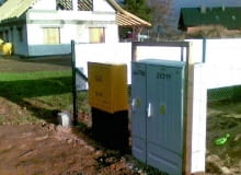 Przed rozpoczęciem budowy trzeba doprowadzić do działki media. Orientacyjny koszt budowy 15-metrowego przyłącza gazowego to 6500-8000 zł. Za przyłącze wodne zapłacimy 5000-10 000 zł. Dobrym pomysłem jest wykonywanie ich w podobnym czasie. Dzięki temu nie trzeba będzie dwukrotnie płacić (i czekać) za te same dokumenty.