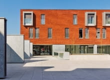 Ręcznie formowane cegły, o naturalnie nieregularnej powierzchni, wyglądają ciekawie nie tylko z fugą (białą, szarą czy w odcieniu klinkieru), ale również układane bez fugi. Na zdjęciu: cegła Boston z kolekcji Attitude, wymiary od 209 × 101 × 51 mm do 240 × 115 × 71 mm, cena od 3,21 zł/szt., VANDERSANDEN