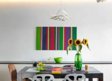 Obraz-pasiak ma tak dynamiczny wzór i żywą kolorystykę, że stał się bardzo wyrazistym akcentem w oszczędnie urządzonym wnętrzu, wręcz tworzy jego klimat. Obraz-pasiak ma tak dynamiczny wzór i żywą kolorystykę, że stał się bardzo wyrazistym akcentem w oszczędnie urządzonym wnętrzu, wręcz tworzy jego klimat.