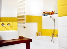 Wanna zajmuje część łazienki oddzieloną od części sanitarnej ścianą kominową. Jasna, słoneczna kolorystyka sprzyja relaksowi. Właśnie o takiej roli tego miejsca przypomina napis na pasie pomarańczowych płytek ceramicznych położonych nad wanną. WNETRZA LAZIENKA ( BIALO - ZOLTA )