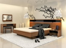 Urządzanie sypialni to dziś zadanie dość łatwe i przyjemne. Producenci mają w ofercie rozbudowane serie mebli obejmujące nie tylko łóżka, na ogół w kilku szerokościach, i szafki nocne, ale także rozmaite komody, garderoby, toaletki, lustra, a nawet lampy.<br/> <b>Multiform</b>, płyta fornirowana orzechem lub bukiem: łóżko, 110/140/160 /180 x 200 cm, od 3203 zł (za łóżko 160 x 200 cm); szafki nocne, 60 x 44 cm, wys. 40 cm, od 733 zł/szt.; toaletka, 120 x 50 cm, od 1367 zł; lustro, 90 x 60 cm, od 622 zł; taboret, od 360 zł, <b>Klose</b>