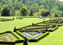 Idealnie utrzymany geometryczny parter otaczają zielone krajobrazy doliny Tamizy. Po wypielęgnowanej trawie można spacerować bez przeszkód Idealnie utrzymany geometryczny parter otaczają zielone krajobrazy doliny Tamizy. Po wypielęgnowanej trawie można spacerować bez przeszkód