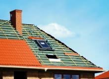 Folie dachowe (membrany) z jednej strony chronią wełnę przed zawilgoceniem, a z drugiej nie blokują przepływu pary wodnej napływającej z wnętrza i pozwalają jej wydostać się na zewnątrz wstępne krycie dachu, dach