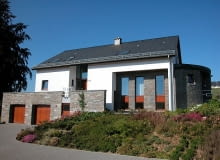 Decydujący wpływ na funkcjonowanie domowego gospodarstwa domowego ma wiele czynników: usytuowanie na działce, strony świata, sąsiedztwo, funkcjonalne rozplanowanie powierzchni użytkowych, ale także szczegóły takie jak śmietnik, szambo czy studnia. Decydujący wpływ na funkcjonowanie domowego gospodarstwa domowego ma wiele czynników: usytuowanie na działce, strony świata, sąsiedztwo, funkcjonalne rozplanowanie powierzchni użytkowych, ale także szczegóły takie jak śmietnik, szambo czy studnia.