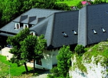 Alternatywą dla popularnych dachówek profilowanych są płaskie dachówki i płytki włókno-cementowe dachówki płaskie, płytki włókno-cementowe