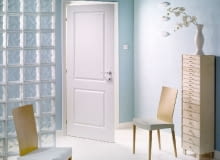Po otwarciu tych drzwi łatwo będzie zapalić światło w pokoju - włącznik umieszczono po lewej stronie. DRZWI WEWNETRZNE Z TWARDEJ PLYTY MASONITE