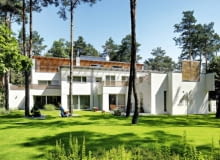 Przeszklenia, wielkości niemal całej ściany, znajdują się w jadalni i w pokoju dziennym oraz na piętrach wzdłuż 'ciepłej' południowej elewacji budynku Przeszklenia, wielkości niemal całej ściany, znajdują się w jadalni i w pokoju dziennym oraz na piętrach wzdłuż 'ciepłej' południowej elewacji budynku