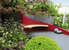 Ta ławka jest zarazem fragmentem murku oporowego umacniającego skarpę. Wzrok przyciąga forma i mocny kolor oparcia. OGROD , DREWNIANE SIEDZISKO , LAWKA FOT. LILIANNA SOKOLOWSKA PUBLIKACJA KWIETNIK NR 6 (186) - 6 2010 SLOWA KLUCZOWE: OGROD ARCHITEKTURA XNO ZDJĘCIE DO WKŁADKI: PUBLIKACJA KWIETNIK NR 6 (186) - CZASOPISMA