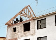 Przy zmianie dachu płaskiego w stromy najlepszym rozwiązaniem jest wykorzystanie prefabrykowanych wiązarów