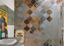 Tapeta Aladino mieni się odcieniami srebra, złota i miedzi, ale dostępna jest również w pięknej palecie granatów, szmaragdów i błękitów. Jej projektantkę Evę Germani zainspirowały orientalne dekory i freski dawnych mistrzów. Nic dziwnego, w końcu sama jest artystką. wallanddeco.com Tapeta Aladino mieni się odcieniami srebra, złota i miedzi, ale dostępna jest również w pięknej palecie granatów, szmaragdów i błękitów. Jej projektantkę Evę Germani zainspirowały orientalne dekory i freski dawnych mistrzów. Nic dziwnego, w końcu sama jest artystką. wallanddeco.com