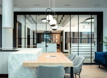 Drzwi loftowe stalowe. Sprawdzają się w wiatrołapach, pomieszczeniach zaciemnionych lub biurach z ograniczonym oświetleniem. Powiększają przestrzeń, dodając jej lekkości. Przenika przez nie maksimum światła i minimum dźwięku. Showroom Decoroom – Wrocław, Realizacja: Wawruk Drzwi we wnętrzu