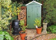 W kaciku gospodarczym warto mieć składzik na narzędzia, skład drewna opałowego i kompostownik.