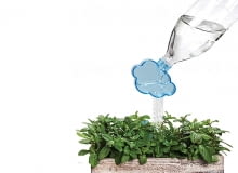 Rainmaker - chmurka do podlewania roślin; proj. Shahar Peleg konewka, jak zamienić butelkę w konewkę, zabawny gadżet