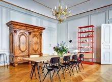 Jedną z największych ozdób starych mebli bywa okleina z cienkich płatów drewna o dekoracyjnym usłojeniu. Ona też najczęściej ulega zniszczeniu i jest zastępowana nową, ale taki zabieg obniża wartość kolekcjonerską obiektu. Na zdj. barokowa szafa w nowoczesnej jadalni, hay.dk Jedną z największych ozdób starych mebli bywa okleina z cienkich płatów drewna o dekoracyjnym usłojeniu. Ona też najczęściej ulega zniszczeniu i jest zastępowana nową, ale taki zabieg obniża wartość kolekcjonerską obiektu. Na zdj. barokowa szafa w nowoczesnej jadalni, hay.dk