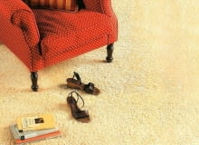 <B>Drobne zanieczyszczenia z wykładziny dywanowej łatwo usuniemy specjalnymi środkami. Trwałe uszkodzenia, na przykład wypalone dziury, trzeba po prostu załatać.</B> <BR />Potrzebne materiały i narzędzia: klej lub dwustronna taśma samoprzylepna, kawałek tektury, nóż tapicerski z wygiętym ostrzem, metalowa linijka, flamaster wodoodporny, nożyczki, szydełko. 06.09.2004 DLA MIESIECZNIKA CZTERY KATY WYKLADZINA WYKLADZINY - KROK PO KROKU JAK ZALATAC DZIURE W WYKLADZINIE FOT. LUKASZ ZANDECKI / AGENCJA GAZETA