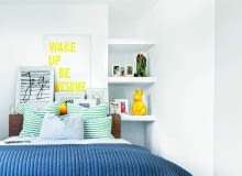 ZAMIAST SZAFKI NOCNEJ. Z powodzeniem zastąpią ją półki we wnęce. Inny pomysł na to miejsce? Miniszafa: reling z wieszakami na ubrania ukryty za zasłoną.