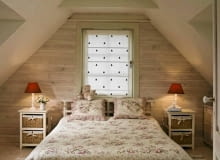 To przede wszystkim wielkość łóżka wymusza zachowanie odpowiedniego metrażu sypialni. To czy znajdą się w niej także inne elementy: garderoba, łazienka, miejsce do pracy - to kwestia dostępnej przestrzeni i woli domowników WNETRZA - SYPIALNIA , MEBLE STYLIZACJA DOROTA KARPINSKA FOT. RAFAL LIPSKI PUBLIKACJA CZTERY KATY NR 9 (203) - 9 2008 SLOWA KLUCZOWE: WNETRZA MEBLE ZDJĘCIE DO WKŁADKI: PUBLIKACJA CZTERY KATY NR 9 (203) - 9 2008