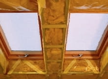 Po wykonaniu rusztu obudowy i ułożeniu ocieplenia, szczelnie układa się folię paroizolacyjną. obudowa poddasza