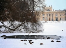 Pałac na Wyspie to rezydencja króla Stanisława Augusta, powstała na przełomie XVII i XVIII wieku. Początkowo była pawilonem - Łaźnią, później przekształcono ją w pałac. Pałac na Wyspie to rezydencja króla Stanisława Augusta, powstała na przełomie XVII i XVIII wieku. Początkowo była pawilonem - Łaźnią, później przekształcono ją w pałac.