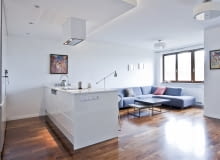 Nowoczesny minimalizm. Przestronne mieszkanie dla singielki