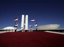 21 kwietnia ta najmłodsza stolica świata obchodziła hucznie swoje 50. urodziny. Choć urbanistyka Brasilii oparta na planie lecącego samolotu okazała się niefunkcjonalna, to budynki użyteczności publicznej projektu Oscara Niemeyera do dziś stanowią jedne z najdoskonalszych przykładów architektury modernistycznej. Presidential guards called the Dragons of Independence stand at guard in front of the Brazilian National Congress, designed by architect Oscar Niemeyer, during a welcoming ceremony in Brasilia April 7, 2010. The dream was big. In just a few years, Brazil would build a modern capital in the middle of a savanna, an experiment in egalitarianism that would also shift power toward the center of the vast country. As Brasilia turned 50 years old on April 21, 2010, vestiges of that dream live on in Oscar Niemeyer's soaring architecture, the uniform residential apartment blocks, and the plane-like city shape that legend has it was meant to signal the Latin American giant's take-off. Picture taken April 7. To match Feature BRAZIL-BRASILIA/ REUTERS/Ricardo Moraes (BRAZIL - Tags: ANNIVERSARY CITYSCAPE)