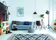 Dla majsterkowiczów. Stabilną podporę dla roweru możemy stworzyć samodzielnie. Tu wykorzystano europaletę jako podporę tylnego koła, a przednie podtrzymuje wieszak. Możliwości jest jednak więcej, wystarczy odrobina wyobraźni.