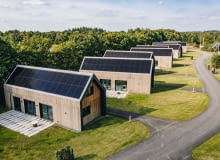 Luksusowe wille wakacyjne w ośrodku Brinckerduyn zapewniają nowoczesny komfort w naturalnej atmosferze. Luksusowe wille wakacyjne w ośrodku Brinckerduyn zapewniają nowoczesny komfort w naturalnej atmosferze.