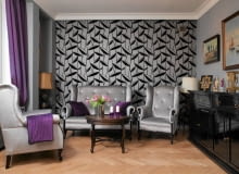 Po wielu latach spędzonych w Nowym Jorku pani Aleksandra wróciła do kraju. O pomoc w urządzeniu mieszkania poprosiła córkę, projektantkę wnętrz. Dzięki jej pomysłom typowe mieszkanie w bloku przypomina wnętrze w starej kamienicy. <BR /> MIESZKANIE. Kanapa i fotele stylizowane na ludwiki ozdobiono kryształkami Swarovskiego. Na komodzie z malowanej olchy stoją pamiątki przywiezione z Nowego Jorku.