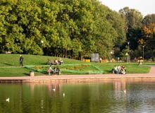 Pole Mokotowskie na granicy Ochoty i Mokotowa to najbardziej popularny park w mieście 09.08.2015 Warszawa . Park Pole Mokotowskie . Fot. Franciszek Mazur / Agencja Gazeta SLOWA KLUCZOWE: jesien spacer wypoczynek relaks zielen /FR/ ZDJĘCIE DO WKŁADKI: DLOWA Strony Lokalne Warszawa