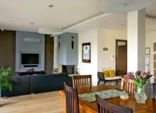 <B>Zaczęło się od minimalizmu - miało być nowocześnie i jednorodnie, bez zapożyczeń z innych stylów. Potem, w miarę upływu czasu, pomysł na aranżację domu Katarzyny i Filipa ewoluował. Pojawiły się klimaty kolonialne, tak lubiane przez gospodarzy.</B> <BR />WNĘTRZA. Dla ożywienia - stonowany błękit. Na ten kolor pomalowano ściankę z płyty gipsowo-karto- nowej (z płytką wnęką na telewizor) oraz ścianę z przewodami kominowymi. Ten sam odcień niebieskiego można wypatrzyć na wiszącej obok kominka grafice Jerzego Nowosielskiego. <B>Zaczęło się od minimalizmu - miało być nowocześnie i jednorodnie, bez zapożyczeń z innych stylów. Potem, w miarę upływu czasu, pomysł na aranżację domu Katarzyny i Filipa ewoluował. Pojawiły się klimaty kolonialne, tak lubiane przez gospodarzy.</B> <BR />WNĘTRZA. Dla ożywienia - stonowany błękit. Na ten kolor pomalowano ściankę z płyty gipsowo-karto- nowej (z płytką wnęką na telewizor) oraz ścianę z przewodami kominowymi. Ten sam odcień niebieskiego można wypatrzyć na wiszącej obok kominka grafice Jerzego Nowosielskiego.