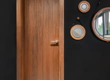 Drzwi z drewna amazakoue prezentują się  niezwykle szlachetnie, a do tego cechują  się dużą twardością, co gwarantuje ich  solidność, MD-44