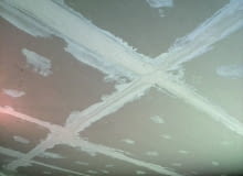 Rozmieszczenie płyt gipsowo-kartonowych w taki sposób, że ich styki tworzą połączenie krzyżowe jest niedopuszczalne