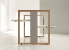 System biurek Stund Up z manualną regulacją wysokości blatu marki Mikomax. Projekt: Tomasz Augustyniak, zespół projektowy Mikomax. 13 nagród Red Dot 2017 dla Polski