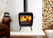 Najczęściej jako paliwo stosuje się drewno liściaste, ale możemy też spotkać piece na pelety. Praca tych drugich urządzeń może być w pełni automatyczna koza, piec wolno stojący, montaż kozy