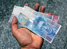 18.07.2011 KRAKOW , FRANK SZWAJCARSKI , BANKNOTY 20 I 100 FRANKOWE . FOT. JAKUB OCIEPA / AGENCJA GAZETA