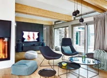 Za ścianą z telewizorem (wykończonej tapetą marki Elitis) znajduje się biblioteka i mały gabinet. Centralnie zainstalowany kominek zapewnia możliwość taniego ogrzania całego domu. Podłogę na parterze i piętrze pokrywa bielony dąb olejowany (Parkett Service). Za ścianą z telewizorem (wykończonej tapetą marki Elitis) znajduje się biblioteka i mały gabinet. Centralnie zainstalowany kominek zapewnia możliwość taniego ogrzania całego domu. Podłogę na parterze i piętrze pokrywa bielony dąb olejowany (Parkett Service).