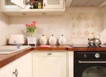 Dzięki ażurowym przewiewnym drzwiczkom w szafkach jest sucho, co ma szczególne znaczenie w przypadku przechowywania artykułów spożywczych. WNETRZA KUCHNIA