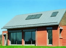 Okna w domy powinny być ciepłe i dobrze osadzone; warto je też wyposażyć w rolety Okna w domy powinny być ciepłe i dobrze osadzone; warto je też wyposażyć w rolety