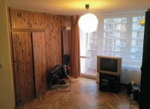 <B>Połączenie kuchni z pokojem oraz zastosowanie jasnej kolorystyki i błyszczących materiałów sprawiło, że ciasne mieszkanie urządzone jeszcze w latach siedemdziesiątych XX wieku zmieniło się w nowoczesne przestronne wnętrze.</B> <BR /><B>PRZED ZMIANĄ:</B> Pierwotnie w mieszkaniu o powierzchni 34 m kw. był?pokój i zamknięta kuchnia. Pomieszczenia dzieliła ściana wyłożona boazerią, modną w czasie, gdy urządzano to wnętrze.